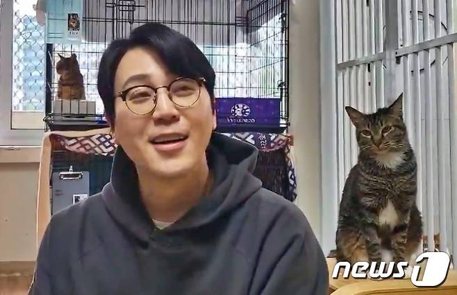 나응식 수의사는 5일 서울 '나비야사랑해' 보호소에 사료와 모래를 후원했다. ⓒ 뉴스1 임예은 인턴기자