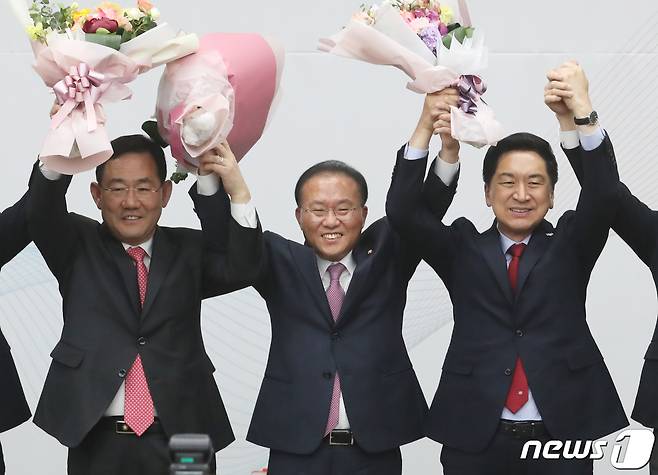 김기현 국민의힘 대표와 윤재옥 신임 원내대표, 주호영 전임 원내대표가 7일 서울 여의도 국회에서 열린 '2023 원내대표 선출 의원총회'에서 기념촬영을 하고 있다. 2023.4.7/뉴스1 ⓒ News1 송원영 기자