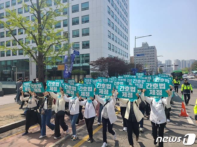 간호법제정추진범국민운동본부가 7일 국회 앞에서 연 '간호법 국회 통과 촉구 문화마당'을 통해 일선 간호사들은 간호현장이 처한 현실을 토로하며 한목소리로 간호법 국회 통과를 촉구했다/간호법제정추진범국민운동본부 제공