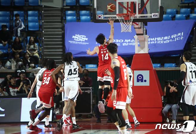 8일 오후 서울 송파구 잠실학생체육관에서 열린 SKT 에이닷 프로농구 2022-2023 KBL 서울 SK나이츠와 수원KT의 경기에서 SK 최부경이 슛을 넣고 있다. 2023.3.8/뉴스1 ⓒ News1 김민지 기자