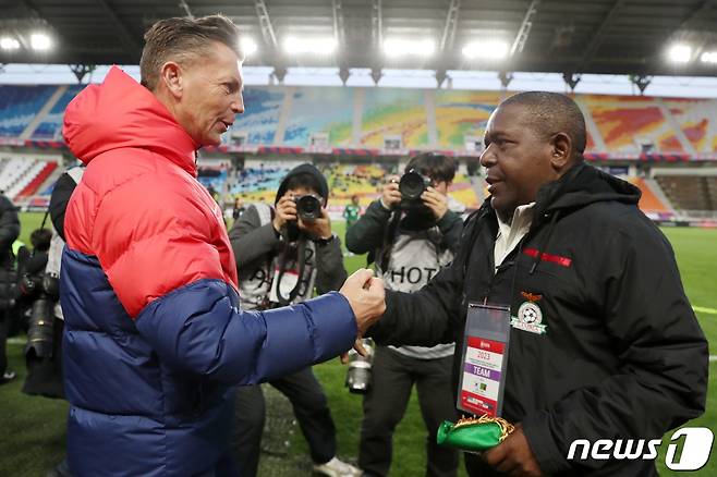 콜린 벨 대한민국 여자 축구 국가대표팀 감독(왼쪽)과 부르스 음와페 잠비아 여자 축구 국가대표팀 감독이 7일 오후 경기 수원월드컵경기장에서 열린 '신세계 이마트 초청 여자축구국가대표팀 친선경기' 대한민국과 잠비아와의 경기 시작에 앞서 인사를 나누고 있다. 2023.4.7/뉴스1 ⓒ News1 민경석 기자