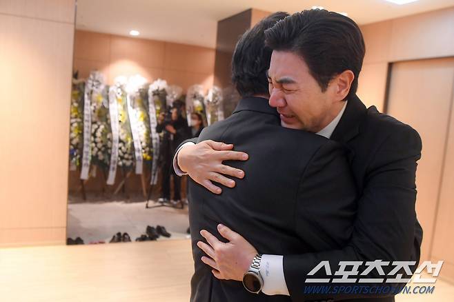 고(故) 현미의 빈소를 찾은 고인의 조카 한상진이 원로가수 현미의 빈소가 마련된 서울 동작구 흑석동 중앙대학교병원 장례식장을 찾아 아들 이영곤과 슬픔을 나누고 있다. 2023.04.07 사진공동취재단