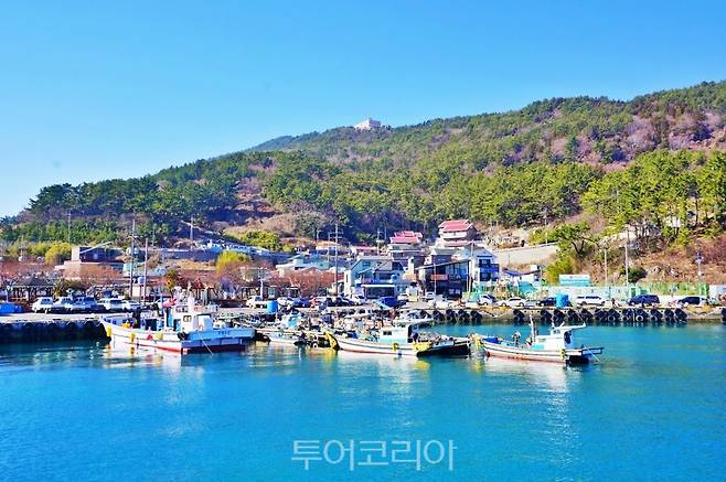 '미륵이 도운 마을' 이라는 뜻의 미조리에 위치한 '미조항'