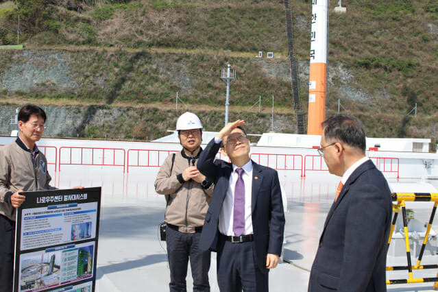 이종호 과학기술정보통신부 장관이 7일 오전 전라남도 고흥군 나로우주센터를 방문해누리호 3차 발사 준비현장을 점검하고 있다. (사진=항우연)