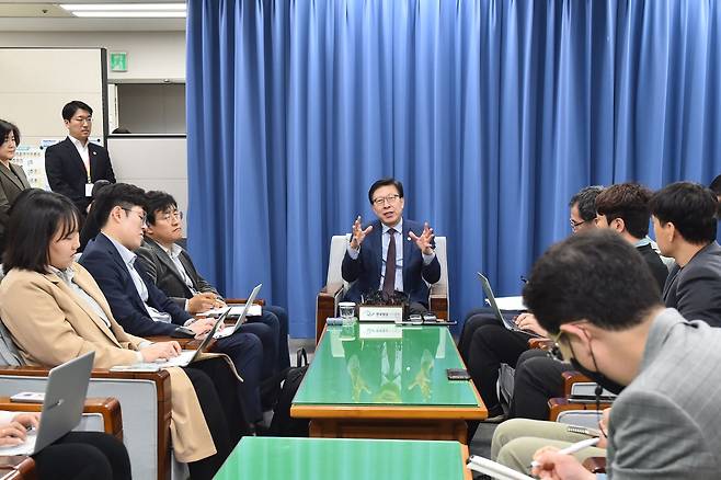 박형준 부산시장(사진 가운데)이 7일 오전 국제박람회기구(BIE)의 현지 실사 결과와 관련, 기자간담회를 갖고 있다./부산시