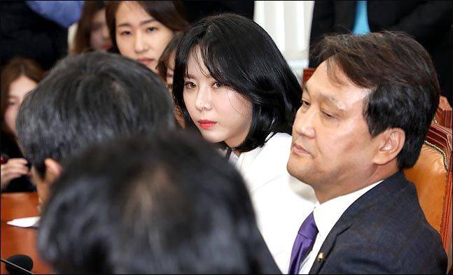 안민석 더불어민주당 의원이 지난 2019년 4월 이른바 '장자연 사건'의 증언자를 자처한 윤지오 씨와 국회에서 간담회를 갖고 있다. ⓒ데일리안 박항구 기자