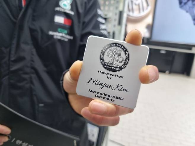 AMG 엑스퍼트 교육을 이수한 테크니션에게만 부여되는 배지. 한성자동차의 전체 테크니션 402명 중에 19명만    가지고 있을 정도로 까다롭고 높은 수준의 교육을 거쳐야 부여받을 수 있다.ⓒ데일리안 편은지 기자