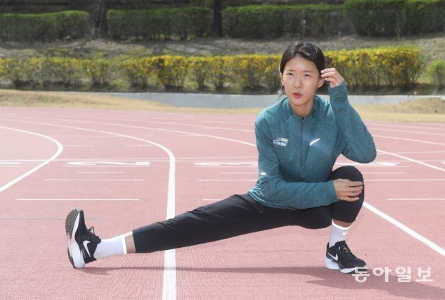 3일 대전 대덕구 한국수자원공사에서 만난 정다은(K-WATER)이 육상 트랙에서 몸을 풀며 훈련을 준비하고 있다. 지난달 19일 열린 2023 서울마라톤 겸 제93회 동아마라톤에서 2시간28분32초로 개인 최고기록을 3분 56초 당긴 정다은은 6일 현재 한국 여자 마라톤 시즌 랭킹 1위에 올라 있다. 이달 말 기준 랭킹 2위까지 9월 항저우 아시아경기 출전권을 얻는 만큼 정다은은 이번 아시아경기에서 개인 첫 태극마크를 달 가능성이 높다. 대전=김동주 기자 zoo@donga.com