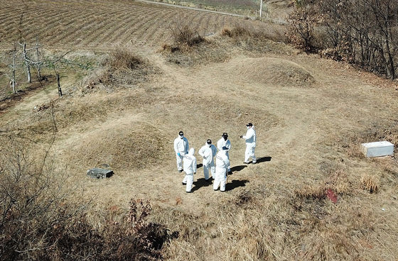 이재명 더불어민주당 대표의 양친 묘소 훼손 사건과 관련해 13일 오후 경북경찰청 전담수사팀 관계자들이 경북 봉화군 명호면 관창리 묘소 주변에서 증거 수집을 위한 수색 및 현장 감식을 하고 있다. 2023.3.13. 뉴스1