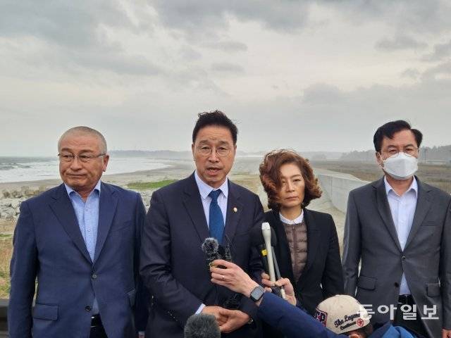 더불어민주당 후쿠시마오염수방출저지대응단의 윤재갑, 위성곤, 양이원영, 윤영덕 의원(왼쪽부터)이 일본 후쿠시마 나미에정(町) 원전이 보이는 방파제에서 취재진들의 질문에 답하고 있다. 후쿠시마=이상훈 특파원 sanghun@donga.com