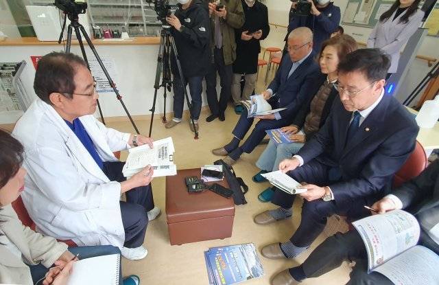 더불어민주당 후쿠시마 오염수 방출 저지 대응단 소속 윤영덕 위성곤 양이원영 윤재갑 의원이 7일 일본 후쿠시마시를 방문해 후세 사치히코 후쿠시마공동진료소 원장을 면담하고 있다. 민주당  양이원영실 제공