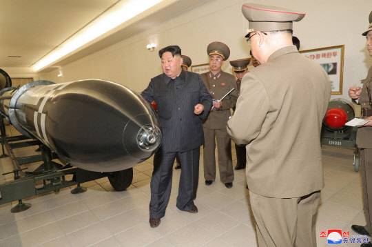 김정은 북한 국무위원장은 핵무기병기화사업을 지도하고 핵반격작전계획과 명령서를 검토했다.  평양 조선중앙통신=연합뉴스