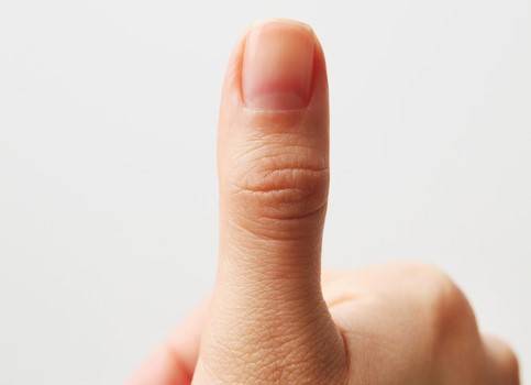 손톱 큐티클은 손톱을 단단하게 지지하고, 손톱이 떨어져 나갔을 때 상처 부위로 균이 침투하지 못하게 막는 역할을 한다. 미용 목적으로 큐티클을 없앴다간 손톱이 약해질 수 있다./사진=게티이미지뱅크