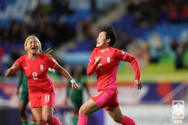 여자축구대표팀 이금민(오른쪽) 이 7일 잠비아와의 친선경기에서 골을 터뜨린 뒤 조소현과 함께 기뻐하고 있다. 사진=대한축구협회