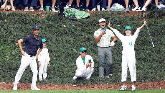 오지현이 9번 홀에서 타샷을 홀 옆 70cm 옆에 붙이고 기뻐하고 있다. AFP=연합뉴스