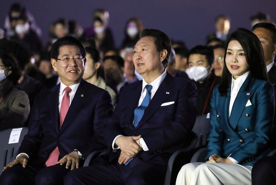 윤석열 대통령과 김건희 여사가 지난달 31일 전라남도 순천시 순천만국가정원에서 열린 '2023 순천만국제정원박람회 개막식'에 참석, 김영록 전남도지사와 대화하고 있다. 대통령실통신사진기자단