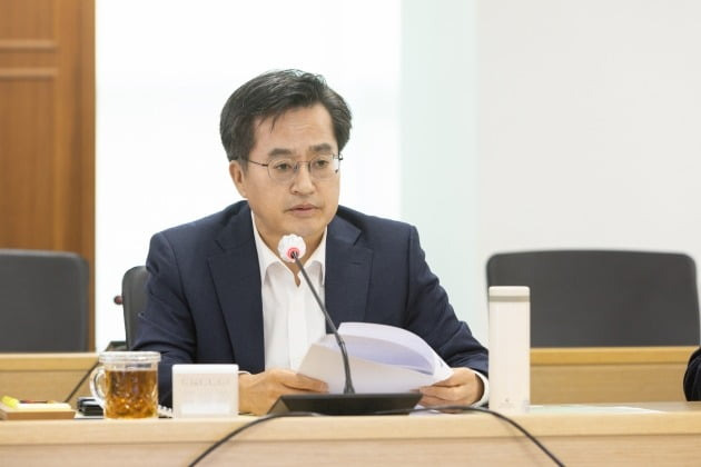 김동연 경기도지사는 7일 실국장회의를 주재해 "도정의 핵심은 도민의 안전과 생명보호인 만큼 C등급 교량 뿐 아니라 노후 상수도관, 가스관 등 도민 안전 위협시설에 대해 사전 예방적 조치를 취하라"고 주문했다.경기도 제공