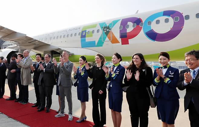 Members of the BIE Enquiry Mission, including BIE Administration and Budget Committee President Patrick Specht (fourth from left) and BIE Secretary General Dimitri Kerkentzes (seventh from left) are seen clapping and waving as they left Gimhae Airport via a plane with special signage on it promoting Busan as host of the 2030 World Expo, Friday. (Yonhap)