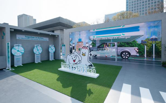 SK Innovation set up a promotional booth in Gwanghwamun, central Seoul, last month in support of Busan's bid for the 2030 World Expo highlighting the company's ultra-fast electric vehicle (EV) charger along with an installation of Boogi the seagull, the 2030 Busan Expo mascot. [SK INNOVATION]