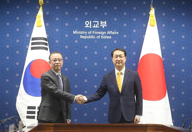 김건 외교부 한반도평화교섭본부장(오른쪽)과 일본 측 북핵 수석대표 후나코시 다케히로 일본 외무성 아시아·대양주 국장이 지난 6일 오후 서울 종로구 외교부에서 열린 한일 북핵 수석대표 협의에서 악수하고 있다. [공동 취재]