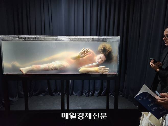 6일 광주 동곡미술관에서 열린 광주비엔날레 이탈리아 파빌리온에서 아그네스 퀘스천마크 작가가 퍼포먼스하는 모습 .                이한나 기자