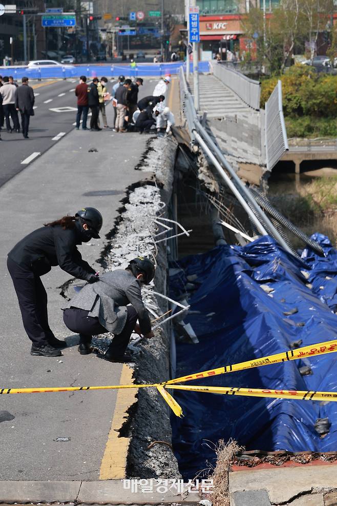 보행로가 무너지며 두 명의 사상자가 발생한 경기도 성남시 정자교에서 7일 오전 경찰과 국과수 등 관계자들이 사고 원인을 찾기 위해 합동감식을 벌이고 있다. 2023.04.07 [박형기기자]