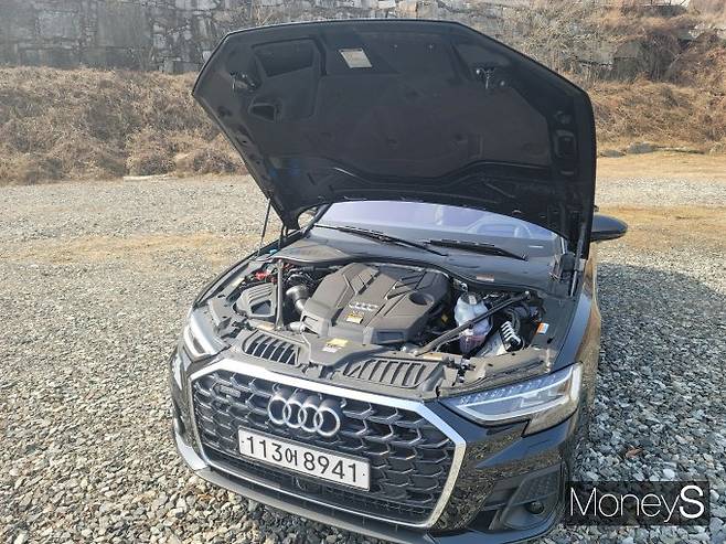 더 뉴 아우디 A8 L 55 TFSI 콰트로 프리미엄에는 3.0ℓ V6 TFSI 엔진이 탑재 됐다. /사진=김창성 기자