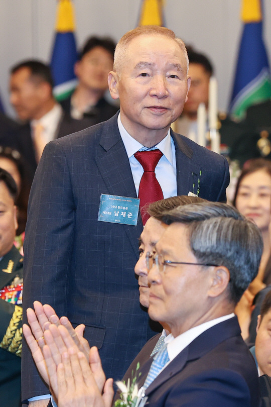 육군참모총장을 지낸 남재준 전 국가정보원장이 7일 서울 용산구 나인트리 프리미어 로카우스 호텔 서울 용산에서 열린 개관식에 참석해 인사한 뒤 자리에 앉고 있다. 개관식에는 역대 참모총장들이 참석했다. 연합뉴스