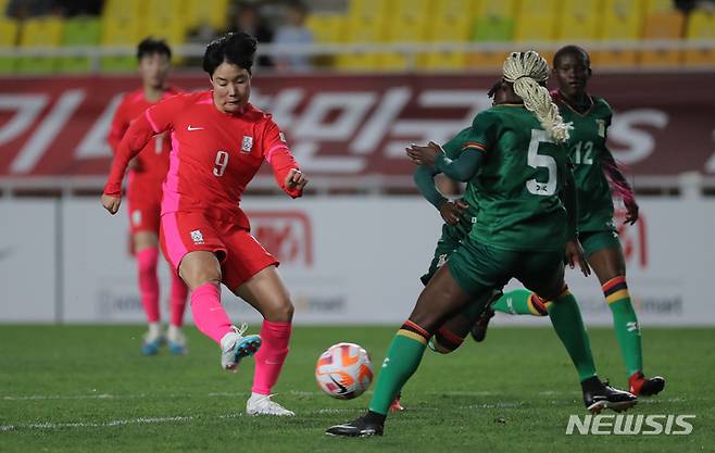 [수원=뉴시스] 김금보 기자 = 7일 경기 수원월드컵경기장에서 열린 여자축구 한국 대 잠비아의 친선경기, 후반 한국 이금민이 역전골을 넣고 있다. 2023.04.07. kgb@newsis.com