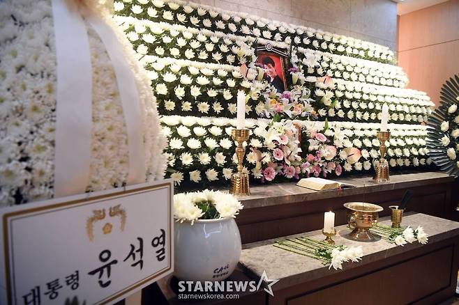 Hyundai Mees Mortuary was set up in the funeral room 1 of Chung-Ang University Hospital in Heukseok-dong, Dongjak-gu, Seoul on April 7th.The funeral will be held for five days from this day to 11th as the chief of the korea singers association. The funeral committee was chaired by the korea singers association auditor Suh Soo-nam and the funeral committee was chaired by the board of directors of the association.In Mortuary, a portrait of Hyun Mee with a bright smile was placed.A portrait of the deceased picture was followed by A wreath from President Yoon Suk-yeol in the morning.In front of the Mortuary, there was a lot of harmony from the deceaseds colleagues and music industry officials, including Singer Lee Mi-ja and Na Hoon-ah.Junior Singer Ha Chun-hwa also sought a funeral; Ha Chun-hwa broke down in tears during a retrospective of the late Hyun Mees life.He said, I was so active that I should have been born as a man, and I could not doubt my health among my seniors.I still do not realize it, but I thought it was more than a hundred years old.  I am so sorry and unhappy, but I want you to be at ease in heaven as you sang in Lee Seung. On the other hand, Hyun Mees admission will be held on the 8th, and the arrival will be confirmed at 10 am on the 11th.