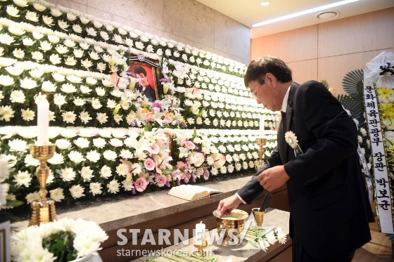 원로가수 고(故) 현미(본명 김명선)의 빈소가 7일 오전 서울 중앙대학교병원 장례식장에 차려졌다. 가수 고(故) 현미의 장례식은 사단법인 대한가수협회장으로 거행된다. 2023.04.07 사진공동취재단 /사진=김창현 기자 chmt@