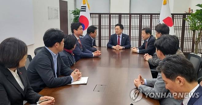 김기현 국민의힘 대표(가운데) 만난 제주도당 [국민의힘 제주도당 제공.재판매 및 DB 금지]