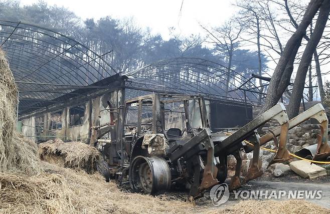 산불 피해 (홍성=연합뉴스) 김소연 기자 = 3일 충남 홍성군 서부면 한 염소농장의 농기계가 산불에 타 있다. 2023.4.3 soyun@yna.co.kr