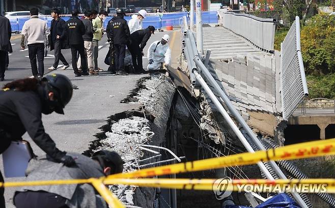 경찰, 국과수 등과 정자교 붕괴 합동 감식 (성남=연합뉴스) 홍기원 기자 = 보행로가 무너지며 두 명의 사상자가 발생한 경기도 성남시 정자교에서 7일 오전 경찰과 국과수 등 관계자들이 사고 원인을 찾기 위한 합동 감식을 하고 있다. 2023.4.7 xanadu@yna.co.kr