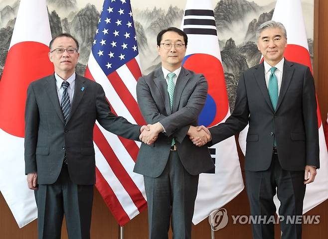 악수하는 한·미·일 북핵 수석대표 (서울=연합뉴스) 황광모 기자 = 우리 측 북핵 수석대표 김건 한반도 평화 교섭본부장과 미국 측 수석대표 성 김 미 국무부 대북 특별대표, 일본 측 수석대표 후나코시 다케히로 일본 외무성 아시아·대양주 국장이 7일 오전 서울 종로구 외교부에서 열린  한·미·일 북핵 수석대표 협의에서 만나 악수하고 있다. 2023.4.7 hkmpooh@yna.co.kr