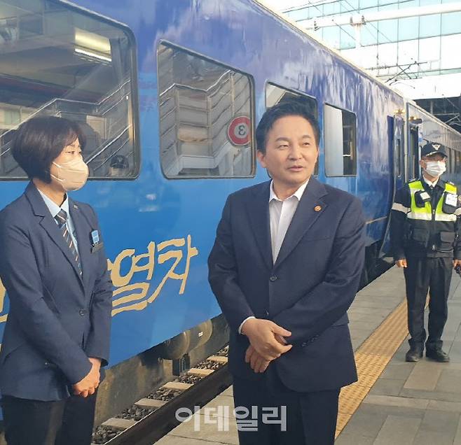 원희룡 국토교통부 장관이 서울역에서 출발하는 팔도장터관광열차 앞에서 관계자들의 설명을 듣고 있다. (사진=김아름 기자)