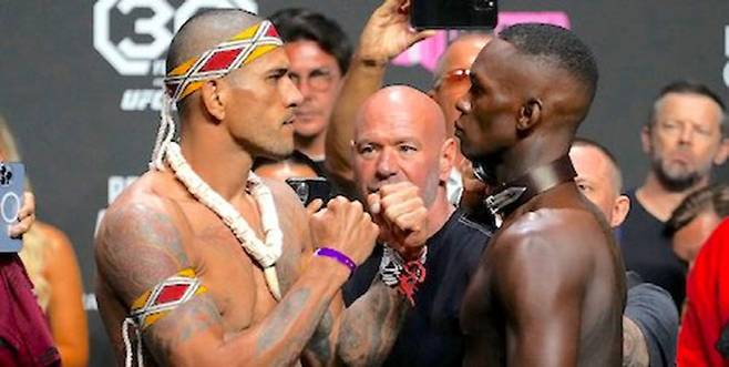 UFC 미들급 타이틀전을 앞두고 신경전을 벌이는 챔피언 알렉스 페레이라(왼쪽)와 도전자 이스라엘 아데산야. 사진=UFC 제공