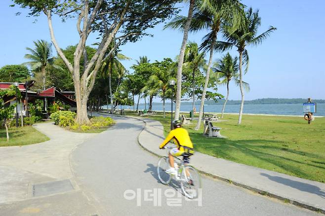 새로운 환승투어 프로그램에 추가된 ‘창이지구 투어’ 코스 중 한 곳인 창이해변공원 (사진=싱가포르관광청)