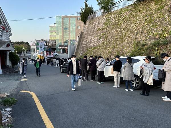 - 모코코 팝업스토어 측면 풍경(오전 6시 기준 대기열: 약 181명)