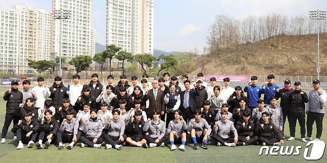 차천수 청주대 총장이 7일 오후 청주대학교 축구 전용구장에서 열린 '2023 대학축구 U-리그' 1권역 4차전 경기에 앞서 선수단을 격려하고 있다. 청주대 축구부는 이날 대회에서 고려대를 만나 이원준의 결승 헤더골로 1대 0 승리했다.(청주대학교 제공)/ 뉴스1