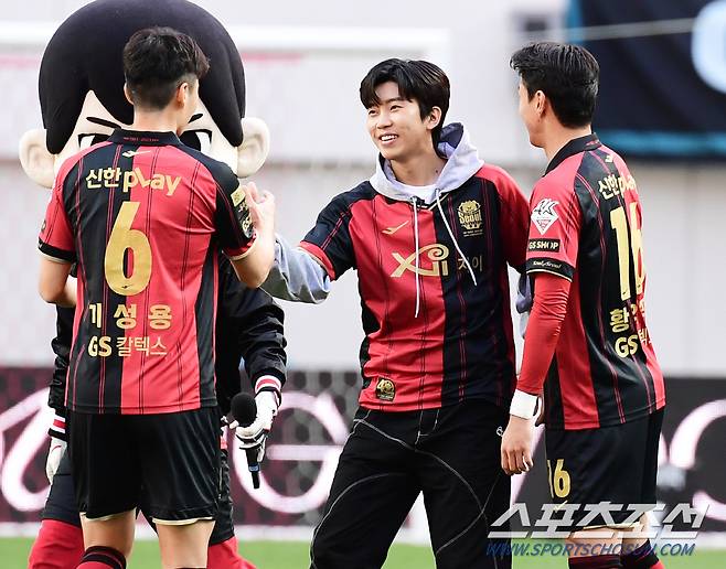 8일 오후 서울 상암동 서울월드컵경기장에서 FC 서울과 대구 FC의 K리그1 2023 6라운드 경기가 열렸다. 가수 임영웅이 시축을 마치고 기성용, 황의조와 인사를 나누고 있다. 상암=송정헌 기자songs@sportschosun.com/2023.04.08/