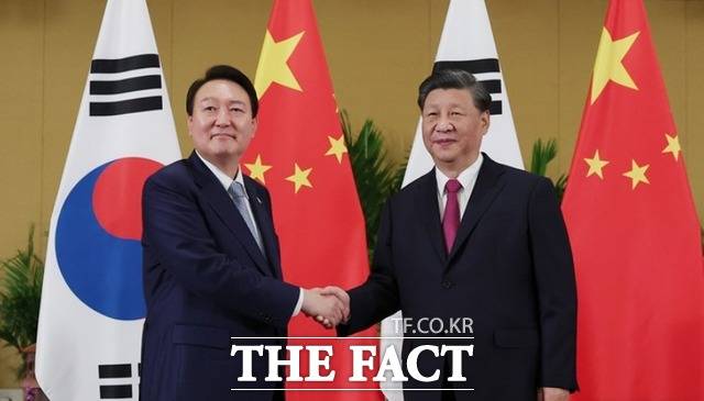 G20 정상회의에 참석한 윤석열 대통령이 2022년 11월 15일(현지시간) 발리 한 호텔에서 열린 한중 정상회담에서 시진핑 중국 국가주석과 악수하고 있다. / 뉴시스