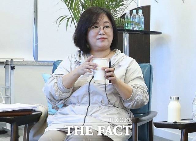 학교폭력 피해자 고 박모 양의 어머니가 권경애 변호사(사진)에 대한 비판을 멈춰달라고 호소했다. 딸의 억울함을 풀기 위해 바친 7년의 소송이 권 변호사에 의해 한순간에 물거품이 됐지만 오히려 그에게 손을 내민 것이다. /뉴시스