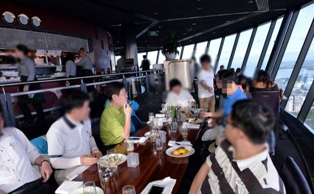 2015년 이재명 당시 성남시장이 호주, 뉴질랜드 출장에서 김문기 전 처장(파란 옷) 등과 식사하는 모습. 이준석 ‘고공행진 팀블로그’ 캡처. 장승윤 기자 tomato99@donga.com