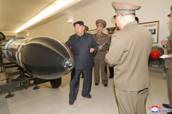 김정은 북한 국무위원장은 3월28일 핵무기병기화사업을 지도하고 핵반격작전계획과 명령서를 검토했다. 조선중앙통신=연합뉴스