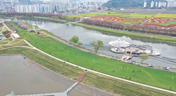 전남 순천시내의 아스팔트 도로를 잔디밭으로 바꾼 ‘그린 아일랜드’ 야경. 차량이 달리던 4차선 도로 1㎞ 구간 위에 폭 30~50m 규모로 잔디를 깐 공간이다. 프리랜서 장정필