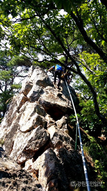 ▲ 산객이 홍천 팔봉산의 암릉을 오르고 있다.