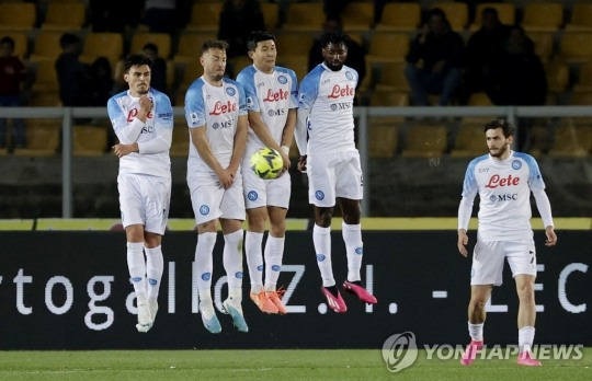 김민재가 동료들과 벽을 쌓고 상대 공격을 막아내고 있다. [로이터=연합뉴스]