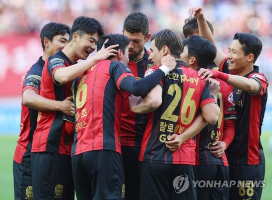 8일 서울월드컵경기장에서 열린 2023 프로축구 K리그1 대구FC와의 경기에서 FC서울의 황의조가 페널티킥으로 선취골을 넣은 뒤 동료들의 축하를 받고 있다. [연합뉴스]