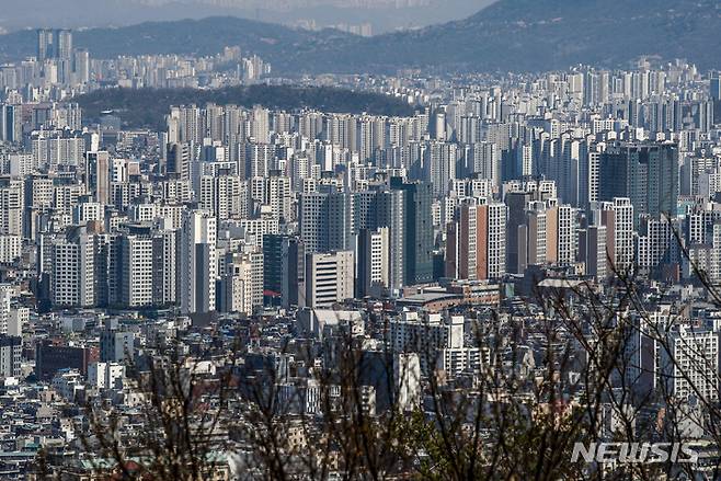 [서울=뉴시스] 정병혁 기자 = 2일 서울 남산에서 바라본 서울시내 아파트의 모습. 2023.04.02. jhope@newsis.com